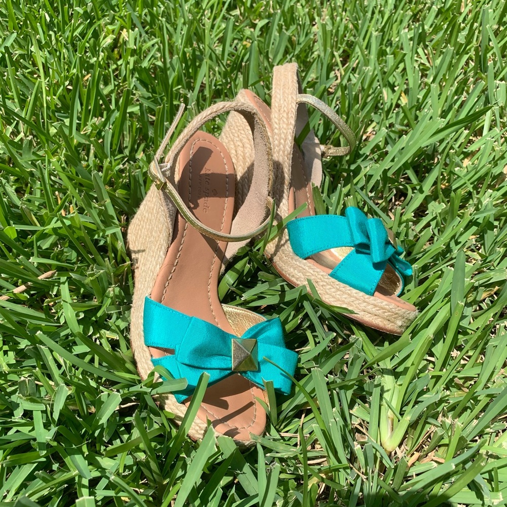 KATE SPADE turquoise wedges with gold detail